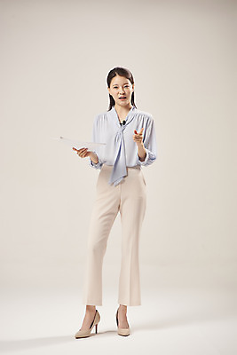 포토 JPG 스튜디오촬영 전신 여자 안내 실내 설명 한명 서기 들기 누끼 손짓 20대 성인 앞모습 한국인 기자 연습 문서 기상캐스터 성인여자한명만 베이지색배경 국내포토 직업 1 뷰포인트 백그라운드 모션 사람 동양인 청년 내부 베이지색 여자한명만 성인여자만 파일형식