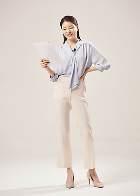 포토 JPG 스튜디오촬영 전신 여자 허리손 안내 실내 설명 한명 서기 미소 들기 누끼 20대 성인 앞모습 한국인 기자 문서 기상캐스터 성인여자한명만 베이지색배경 국내포토 직업 1 뷰포인트 포즈 백그라운드 모션 표정 사람 동양인 청년 내부 베이지색 여자한명만 성인여자만 파일형식