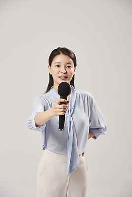 포토 JPG 스튜디오촬영 여자 안내 실내 설명 한명 서기 누끼 상반신 20대 성인 앞모습 한국인 기자 마이크 방송 인터뷰 기상캐스터 성인여자한명만 베이지색배경 국내포토 직업 1 뷰포인트 음향기기 백그라운드 모션 사람 동양인 청년 내부 베이지색 여자한명만 성인여자만 파일형식
