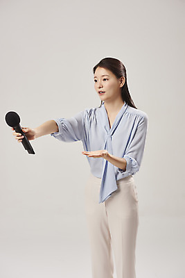 포토 JPG 스튜디오촬영 여자 안내 실내 설명 한명 서기 누끼 상반신 20대 성인 앞모습 한국인 기자 마이크 방송 인터뷰 기상캐스터 성인여자한명만 베이지색배경 국내포토 직업 1 뷰포인트 음향기기 백그라운드 모션 사람 동양인 청년 내부 베이지색 여자한명만 성인여자만 파일형식