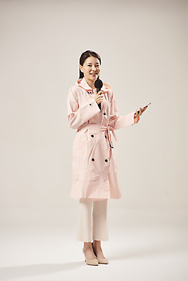 포토 JPG 스튜디오촬영 전신 여자 안내 실내 설명 한명 서기 미소 들기 누끼 20대 성인 앞모습 한국인 기자 방송 우비 기상캐스터 성인여자한명만 베이지색배경 국내포토 직업 1 옷 뷰포인트 백그라운드 모션 표정 사람 동양인 청년 내부 베이지색 여자한명만 성인여자만 파일형식