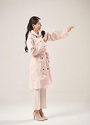 포토 JPG 스튜디오촬영 전신 여자 안내 실내 설명 한명 서기 들기 누끼 20대 성인 옆모습 한국인 가리킴 기자 방송 우비 기상캐스터 성인여자한명만 베이지색배경 국내포토 직업 1 옷 뷰포인트 백그라운드 모션 사람 동양인 손짓 청년 내부 베이지색 여자한명만 성인여자만 파일형식
