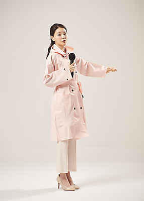 포토 JPG 스튜디오촬영 전신 여자 안내 실내 설명 한명 서기 들기 누끼 20대 성인 옆모습 한국인 가리킴 기자 방송 우비 기상캐스터 성인여자한명만 베이지색배경 국내포토 직업 1 옷 뷰포인트 백그라운드 모션 사람 동양인 손짓 청년 내부 베이지색 여자한명만 성인여자만 파일형식