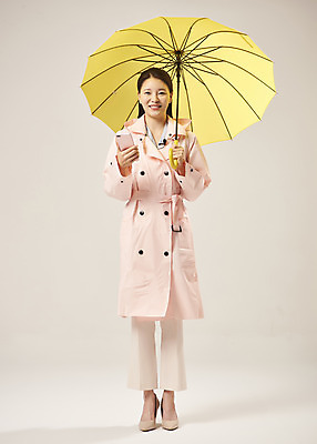 포토 JPG 스튜디오촬영 전신 여자 우산 안내 실내 설명 한명 서기 미소 들기 누끼 20대 성인 앞모습 한국인 기자 방송 우비 기상캐스터 성인여자한명만 베이지색배경 국내포토 직업 1 옷 뷰포인트 백그라운드 모션 표정 사람 동양인 청년 내부 베이지색 여자한명만 성인여자만 파일형식
