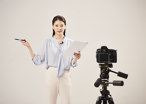 포토 JPG 스튜디오촬영 여자 실내 설명 한명 서기 누끼 상반신 20대 성인 앞모습 카메라 촬영 강사 한국인 영상 온라인강의 성인여자한명만 베이지색배경 원격수업 랜선라이프 국내포토 직업 1 라이프스타일 교육 뷰포인트 백그라운드 모션 사람 동양인 청년 내부 전자제품 강의 베이지색 원격 여자한명만 성인여자만 파일형식 언택트