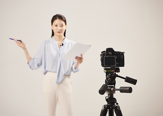 포토 JPG 스튜디오촬영 여자 실내 설명 한명 서기 누끼 상반신 20대 성인 앞모습 아웃포커스 카메라 촬영 강사 한국인 영상 온라인강의 성인여자한명만 베이지색배경 원격수업 랜선라이프 국내포토 직업 1 라이프스타일 교육 뷰포인트 백그라운드 모션 촬영기법 사람 동양인 청년 내부 전자제품 강의 베이지색 원격 여자한명만 성인여자만 파일형식 언택트