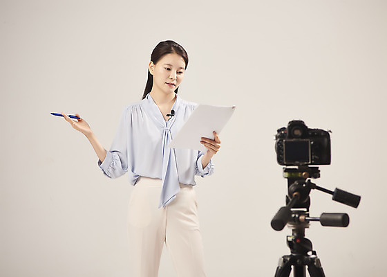 포토 JPG 스튜디오촬영 여자 실내 설명 한명 서기 누끼 상반신 20대 성인 앞모습 카메라 촬영 강사 한국인 영상 온라인강의 성인여자한명만 베이지색배경 원격수업 랜선라이프 국내포토 직업 1 라이프스타일 교육 뷰포인트 백그라운드 모션 사람 동양인 청년 내부 전자제품 강의 베이지색 원격 여자한명만 성인여자만 파일형식 언택트