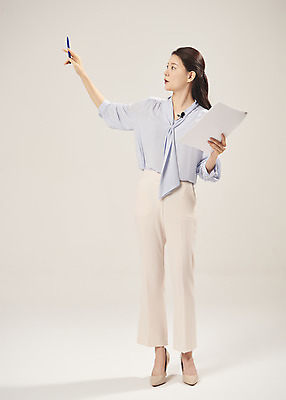 포토 JPG 스튜디오촬영 전신 여자 실내 설명 한명 서기 들기 누끼 20대 성인 앞모습 강사 한국인 가리킴 강의 온라인강의 성인여자한명만 베이지색배경 원격수업 국내포토 직업 1 교육 뷰포인트 백그라운드 모션 사람 동양인 손짓 청년 내부 베이지색 원격 여자한명만 성인여자만 파일형식 언택트
