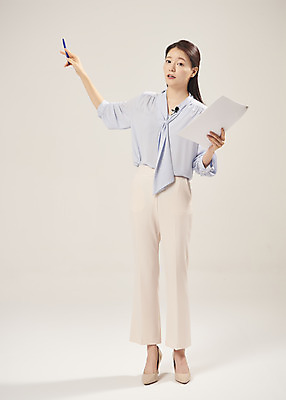 포토 JPG 스튜디오촬영 전신 여자 실내 설명 한명 서기 들기 누끼 20대 성인 앞모습 강사 한국인 가리킴 강의 온라인강의 성인여자한명만 베이지색배경 원격수업 국내포토 직업 1 교육 뷰포인트 백그라운드 모션 사람 동양인 손짓 청년 내부 베이지색 원격 여자한명만 성인여자만 파일형식 언택트