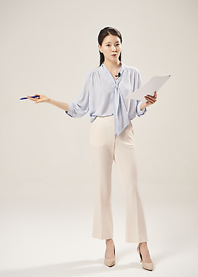 포토 JPG 스튜디오촬영 전신 여자 실내 설명 한명 서기 들기 누끼 20대 성인 앞모습 강사 한국인 가리킴 강의 온라인강의 성인여자한명만 베이지색배경 원격수업 국내포토 직업 1 교육 뷰포인트 백그라운드 모션 사람 동양인 손짓 청년 내부 베이지색 원격 여자한명만 성인여자만 파일형식 언택트