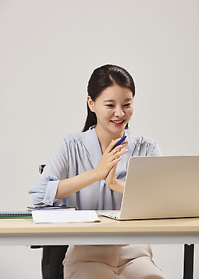 포토 JPG 스튜디오촬영 여자 실내 설명 한명 미소 누끼 앉기 상반신 20대 성인 앞모습 노트북 강사 한국인 온라인강의 화상통화 성인여자한명만 베이지색배경 원격수업 랜선라이프 국내포토 직업 1 라이프스타일 교육 뷰포인트 백그라운드 모션 표정 사람 동양인 청년 내부 전자제품 강의 통화 베이지색 원격 여자한명만 성인여자만 파일형식 언택트