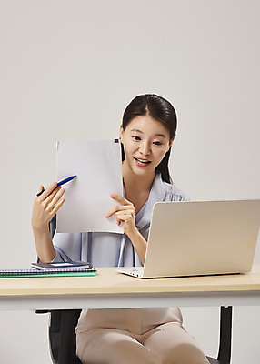 포토 JPG 스튜디오촬영 여자 실내 설명 한명 미소 누끼 앉기 상반신 20대 성인 앞모습 노트북 강사 한국인 가리킴 가르침 온라인강의 화상통화 성인여자한명만 베이지색배경 원격수업 랜선라이프 국내포토 직업 1 라이프스타일 교육 뷰포인트 백그라운드 모션 표정 사람 동양인 손짓 청년 내부 전자제품 강의 통화 베이지색 원격 여자한명만 성인여자만 파일형식 언택트