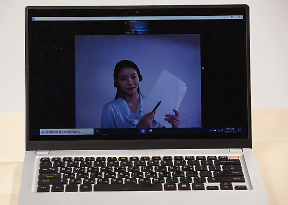 포토 JPG 스튜디오촬영 여자 실내 설명 한명 누끼 근접촬영 상반신 20대 성인 앞모습 노트북 강사 한국인 온라인강의 화상통화 성인여자한명만 베이지색배경 원격수업 랜선라이프 국내포토 직업 1 라이프스타일 교육 뷰포인트 백그라운드 모션 사람 동양인 청년 내부 전자제품 강의 통화 베이지색 원격 여자한명만 성인여자만 파일형식 언택트