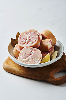 포토 JPG 스튜디오촬영 그릇 접시 음식 식재료 실내 사람없음 소고기 흰배경 나무도마 사골 우족 국내포토 식기 백그라운드 도마 육류 내부 목재 흰색 파일형식