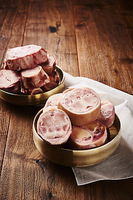 포토 JPG 스튜디오촬영 그릇 음식 식재료 실내 사람없음 소고기 천 사골 우족 갈색배경 나무배경 국내포토 식기 백그라운드 육류 내부 갈색 직물 파일형식