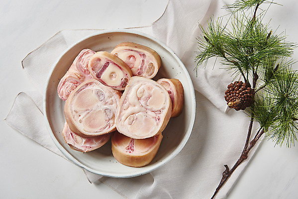 포토 JPG 스튜디오촬영 그릇 음식 식재료 회색배경 실내 사람없음 하이앵글 소고기 소나무 천 솔방울 사골 우족 플랫레이 국내포토 나무 식기 뷰포인트 백그라운드 육류 내부 회색 직물 플랫 파일형식