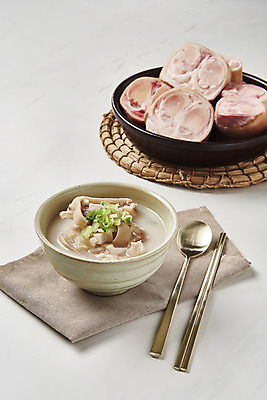 포토 JPG 스튜디오촬영 그릇 음식 식재료 젓가락 실내 사람없음 숟가락 소고기 흰배경 파 사골 우족 우족탕 국내포토 식기 백그라운드 채소 수저 육류 내부 흰색 탕 파일형식