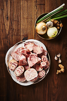 포토 JPG 스튜디오촬영 그릇 음식 식재료 양파 실내 마늘 사람없음 하이앵글 소고기 생강 대파 사골 우족 플랫레이 갈색배경 나무배경 국내포토 식기 뷰포인트 백그라운드 채소 육류 내부 갈색 플랫 파 파일형식