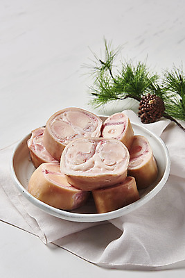 포토 JPG 스튜디오촬영 그릇 음식 식재료 실내 사람없음 소고기 소나무 흰배경 솔방울 사골 우족 국내포토 나무 식기 백그라운드 육류 내부 흰색 파일형식