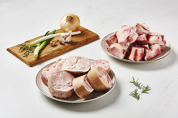 포토 JPG 스튜디오촬영 그릇 접시 음식 식재료 양파 실내 마늘 사람없음 소고기 흰배경 로즈메리 대파 나무도마 사골 우족 국내포토 식기 백그라운드 채소 도마 육류 내부 목재 흰색 허브 파 파일형식