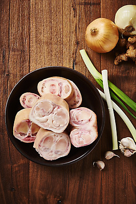 포토 JPG 스튜디오촬영 그릇 접시 음식 식재료 양파 실내 마늘 사람없음 하이앵글 소고기 생강 대파 사골 우족 플랫레이 갈색배경 나무배경 국내포토 식기 뷰포인트 백그라운드 채소 육류 내부 갈색 플랫 파 파일형식