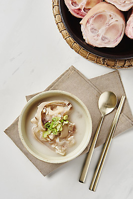 포토 JPG 스튜디오촬영 그릇 음식 식재료 젓가락 실내 사람없음 하이앵글 숟가락 소고기 흰배경 파 사골 우족 플랫레이 우족탕 국내포토 식기 뷰포인트 백그라운드 채소 수저 육류 내부 흰색 플랫 탕 파일형식