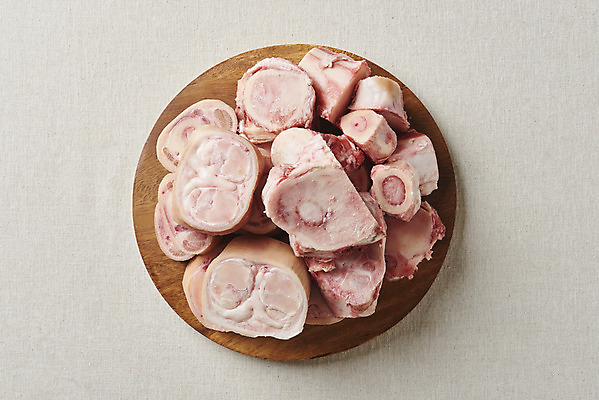 포토 JPG 스튜디오촬영 음식 식재료 회색배경 실내 사람없음 하이앵글 소고기 나무접시 사골 우족 플랫레이 국내포토 접시 뷰포인트 백그라운드 육류 내부 회색 플랫 파일형식