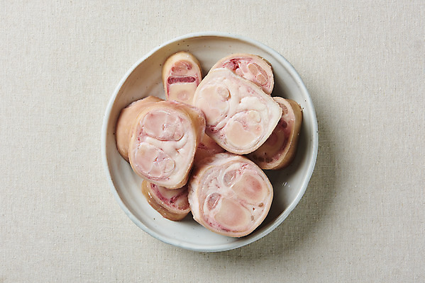 포토 JPG 스튜디오촬영 그릇 접시 음식 식재료 회색배경 실내 사람없음 하이앵글 소고기 사골 우족 플랫레이 국내포토 식기 뷰포인트 백그라운드 육류 내부 회색 플랫 파일형식