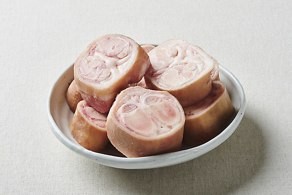 포토 JPG 스튜디오촬영 그릇 접시 음식 식재료 회색배경 실내 사람없음 소고기 사골 우족 국내포토 식기 백그라운드 육류 내부 회색 파일형식