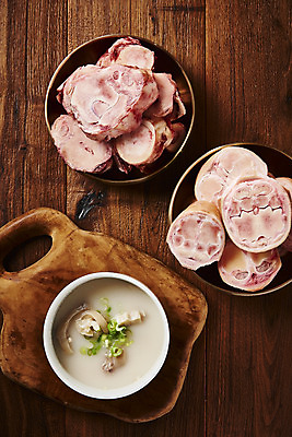 포토 JPG 스튜디오촬영 그릇 접시 음식 식재료 실내 사람없음 하이앵글 소고기 파 나무도마 사골 우족 플랫레이 갈색배경 나무배경 우족탕 국내포토 식기 뷰포인트 백그라운드 채소 도마 육류 내부 목재 갈색 플랫 탕 파일형식