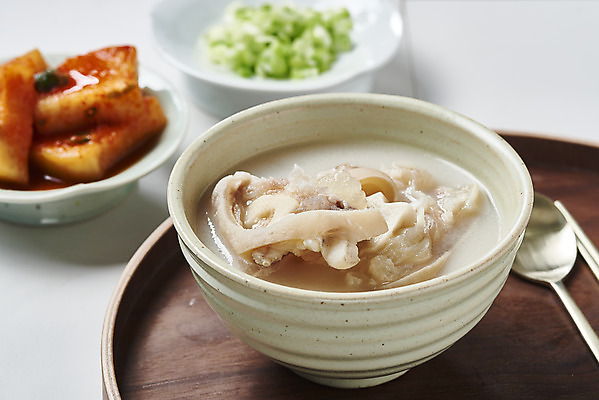 포토 JPG 스튜디오촬영 그릇 음식 식재료 젓가락 실내 사람없음 숟가락 소고기 흰배경 파 나무쟁반 사골 우족 섞박지 우족탕 국내포토 식기 백그라운드 채소 반찬 김치 쟁반 수저 육류 내부 목재 흰색 탕 파일형식