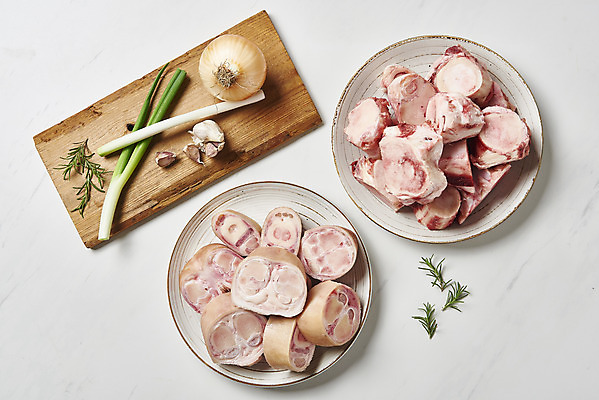 포토 JPG 스튜디오촬영 그릇 접시 음식 식재료 양파 실내 마늘 사람없음 하이앵글 소고기 흰배경 로즈메리 대파 나무도마 사골 우족 플랫레이 국내포토 식기 뷰포인트 백그라운드 채소 도마 육류 내부 목재 흰색 플랫 허브 파 파일형식