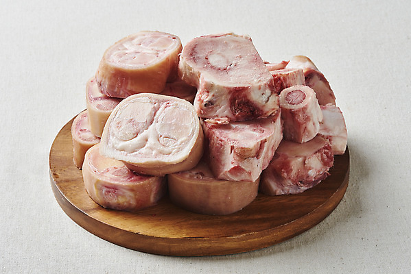 포토 JPG 스튜디오촬영 음식 식재료 회색배경 실내 사람없음 소고기 나무접시 사골 우족 국내포토 접시 백그라운드 육류 내부 회색 파일형식