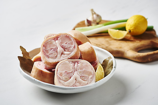 포토 JPG 스튜디오촬영 그릇 접시 음식 식재료 실내 마늘 사람없음 소고기 대파 나무도마 사골 우족 국내포토 식기 채소 도마 육류 내부 목재 파 파일형식