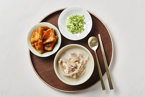 포토 JPG 스튜디오촬영 그릇 접시 음식 식재료 젓가락 김치 수저 실내 사람없음 하이앵글 숟가락 소고기 파 나무쟁반 사골 우족 플랫레이 섞박지 우족탕 국내포토 식기 한식 뷰포인트 채소 반찬 쟁반 육류 내부 목재 플랫 탕 파일형식