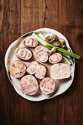 포토 JPG 스튜디오촬영 음식 식재료 실내 마늘 사람없음 하이앵글 소고기 생강 대파 사골 우족 플랫레이 갈색배경 나무배경 국내포토 뷰포인트 백그라운드 채소 육류 내부 갈색 플랫 파 파일형식