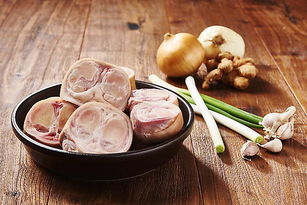 포토 JPG 스튜디오촬영 그릇 접시 음식 식재료 양파 실내 마늘 사람없음 소고기 생강 대파 사골 우족 갈색배경 나무배경 국내포토 식기 백그라운드 채소 육류 내부 갈색 파 파일형식