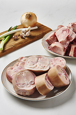 포토 JPG 스튜디오촬영 그릇 접시 음식 식재료 회색배경 양파 실내 마늘 사람없음 소고기 대파 나무도마 사골 우족 국내포토 식기 백그라운드 채소 도마 육류 내부 목재 회색 파 파일형식