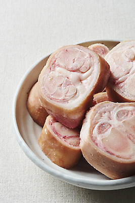 포토 JPG 스튜디오촬영 그릇 접시 음식 식재료 회색배경 실내 근접촬영 사람없음 소고기 사골 우족 국내포토 식기 뷰포인트 백그라운드 육류 내부 회색 파일형식