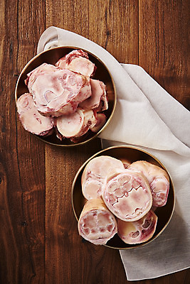 포토 JPG 스튜디오촬영 그릇 접시 음식 식재료 실내 사람없음 하이앵글 소고기 천 사골 우족 플랫레이 갈색배경 나무배경 국내포토 식기 뷰포인트 백그라운드 육류 내부 갈색 직물 플랫 파일형식