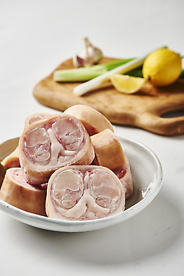 포토 JPG 스튜디오촬영 그릇 접시 음식 식재료 실내 마늘 사람없음 소고기 대파 나무도마 사골 우족 국내포토 식기 채소 도마 육류 내부 목재 파 파일형식