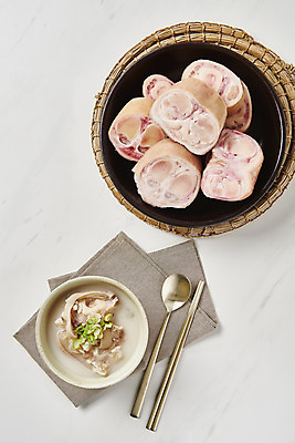 포토 JPG 스튜디오촬영 그릇 접시 음식 식재료 젓가락 수저 실내 사람없음 하이앵글 숟가락 소고기 흰배경 파 사골 우족 플랫레이 우족탕 국내포토 식기 뷰포인트 백그라운드 채소 육류 내부 흰색 플랫 탕 파일형식