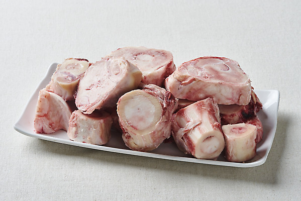 포토 JPG 스튜디오촬영 그릇 접시 음식 식재료 회색배경 실내 사람없음 소고기 사골 우족 국내포토 식기 백그라운드 육류 내부 회색 파일형식