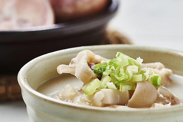 포토 JPG 스튜디오촬영 그릇 음식 식재료 실내 근접촬영 사람없음 소고기 파 사골 우족 우족탕 국내포토 식기 뷰포인트 채소 육류 내부 탕 파일형식