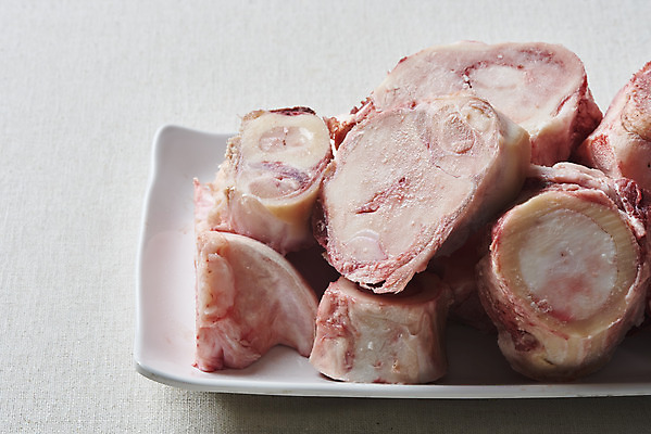 포토 JPG 스튜디오촬영 접시 음식 식재료 회색배경 실내 근접촬영 사람없음 소고기 사골 우족 국내포토 식기 뷰포인트 백그라운드 육류 내부 회색 파일형식