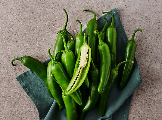 포토 JPG 스튜디오촬영 채소 식재료 고추 회색배경 실내 사람없음 하이앵글 여러개 신선 유기농 오이고추 국내포토 웰빙 뷰포인트 다수 백그라운드 내부 회색 파일형식