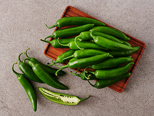 포토 JPG 스튜디오촬영 채소 식재료 고추 회색배경 쟁반 실내 사람없음 하이앵글 여러개 신선 유기농 오이고추 국내포토 웰빙 뷰포인트 다수 백그라운드 내부 회색 파일형식