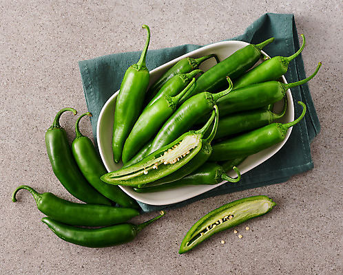 포토 JPG 스튜디오촬영 그릇 접시 채소 식재료 고추 회색배경 실내 사람없음 하이앵글 여러개 신선 유기농 오이고추 국내포토 식기 웰빙 뷰포인트 다수 백그라운드 내부 회색 파일형식