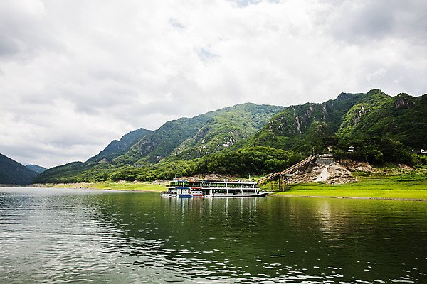 포토 JPG 주간 구름 여행 자연 하늘 한국 풍경 사람없음 야외 관광지 유람선 충청북도 국내여행 단양 옥순봉 단양호 국내포토 자연요소 아시아 호수 배_교통 생태계 봉우리 충청도 명승지 파일형식
