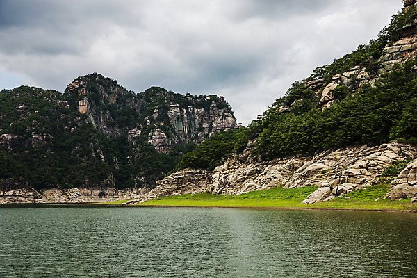 포토 JPG 주간 구름 여행 자연 하늘 한국 풍경 사람없음 야외 관광지 유람선 충청북도 국내여행 단양 옥순봉 단양호 국내포토 자연요소 아시아 호수 배_교통 생태계 봉우리 충청도 명승지 파일형식